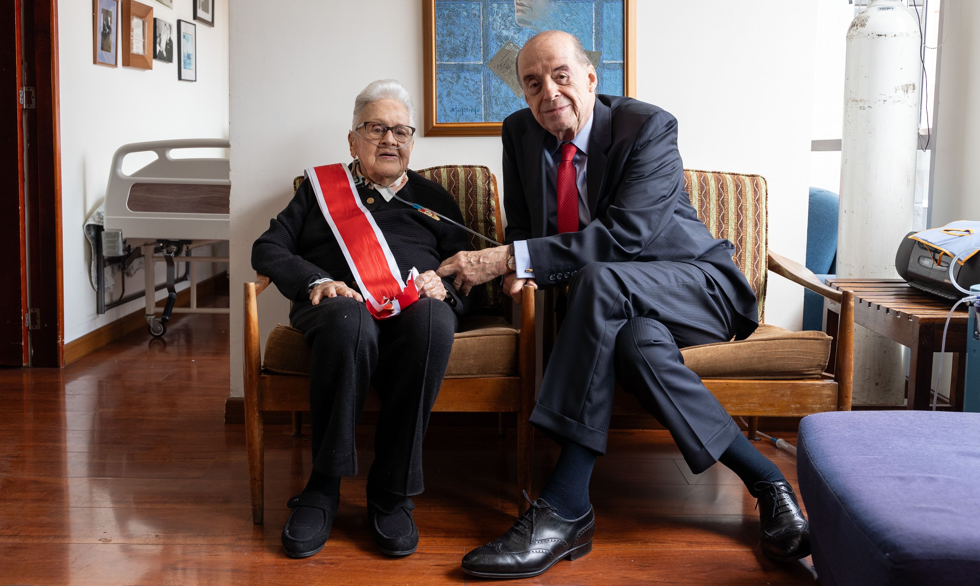 Maruja Vieira recibe Orden Nacional al Mérito por parte del Canciller Álvaro Leyva Durán